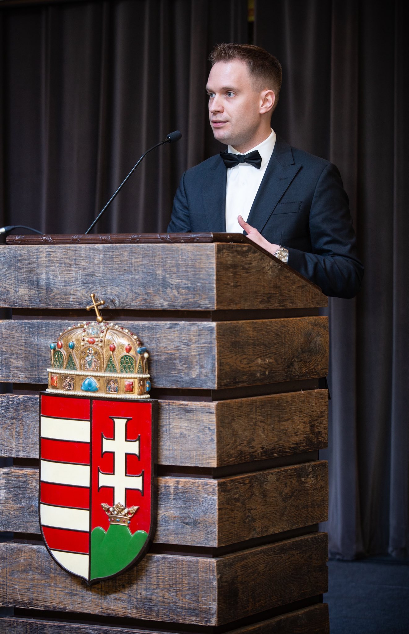 Dr. Gábor Péter Artner, Deputy CEO of HEPA, delivering a speech at the Hungarian Heritage Month gala dinner in Toronto, highlighting HEPA’s work and diaspora engagement.