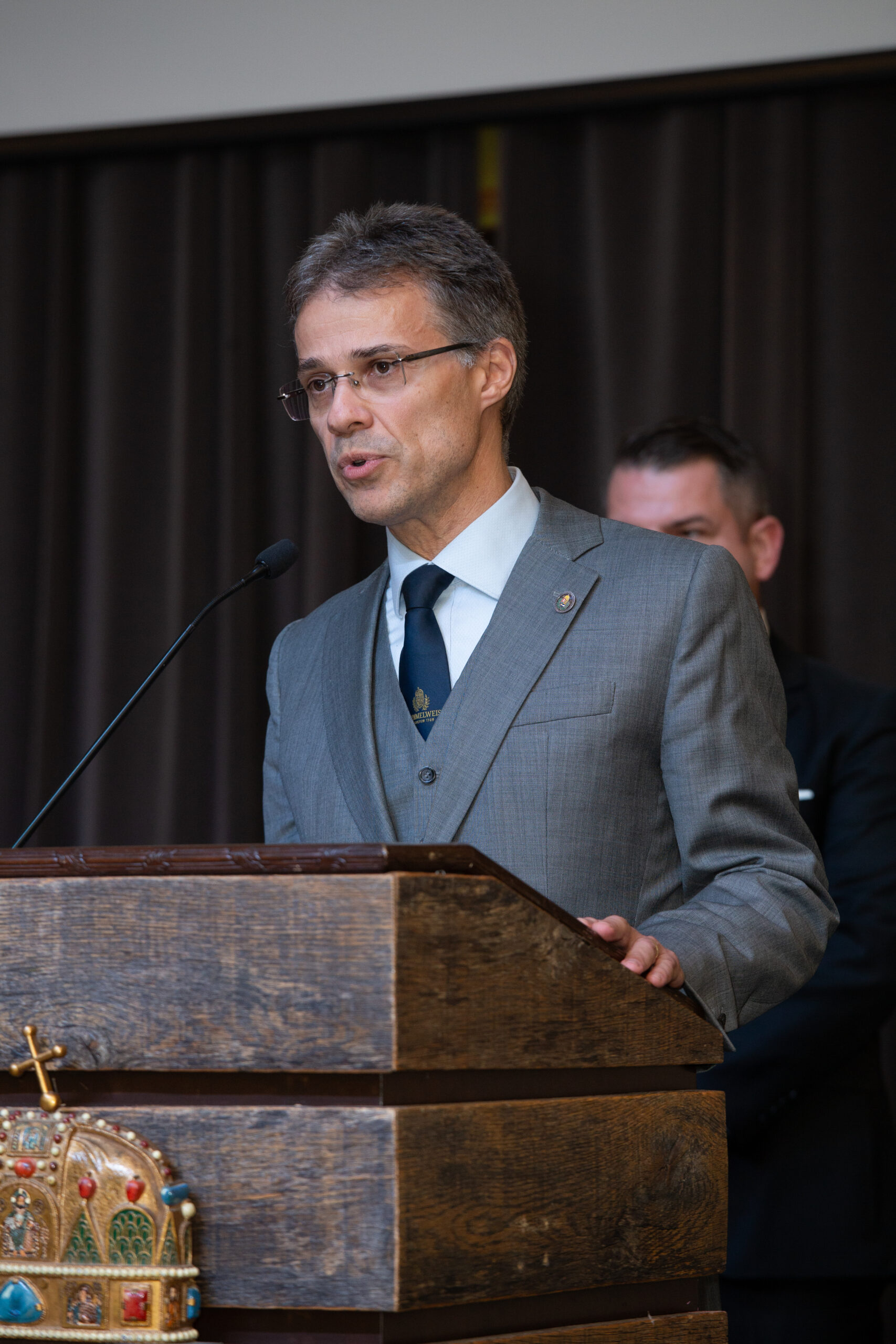 Prof. Alán Alpár, Vice-Rector for International Studies at Semmelweis University, presenting the Diaspora Scholarship program at the Hungarian Heritage Month gala dinner in Toronto.
