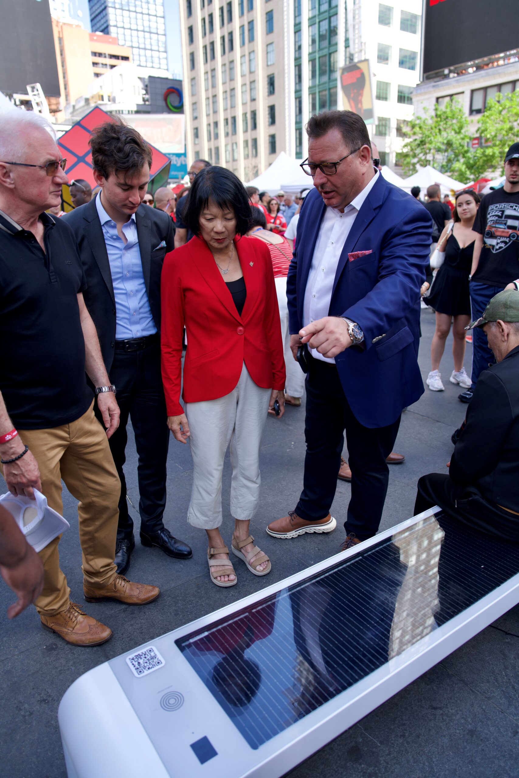 Sándor Balla introduces the Kuube solar-powered smart bench to Toronto Mayor Olivia Chow at HungaroFest Toronto 2026.